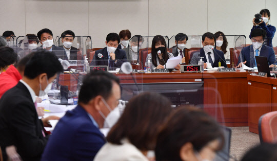 산자중기벤처위, 손실보상법 입법청문회      (서울=연합뉴스) 진성철 기자 = 25일 서울 여의도 국회 산업통상자원중소벤처기업위원회 전체회의에서 열린 손실보상법 관련 입법청문회에 조주현 중소벤처기업부 소상공인정책실장, 최상대 기획재정부 예산실장, 자영업자, 학계 전문가 등이 참석하고 있다.  2021.5.25      zjin@yna.co.kr  (끝)